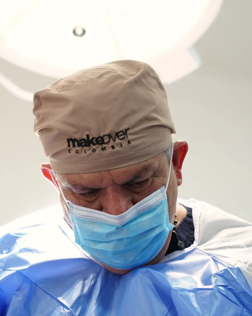 Cirujano con gorro de MakeOver y mascarilla, concentrado durante un procedimiento