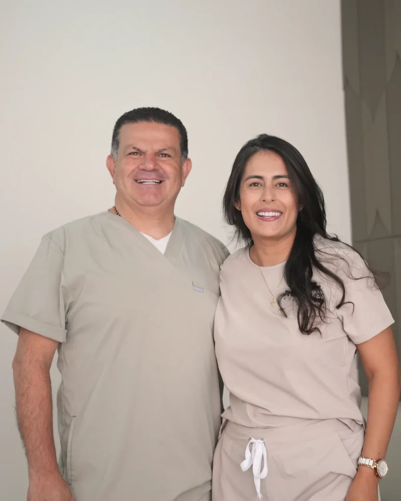 Dos integrantes del equipo de MakeOver Colombia, sonrientes, en la sede