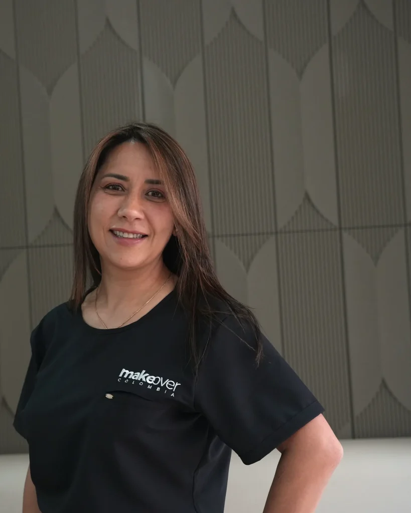 Integrante del equipo de MakeOver Colombia con el uniforme negro de la clínica