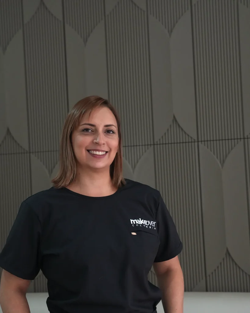 Integrante del equipo de MakeOver Colombia, sonriente, con el uniforme negro