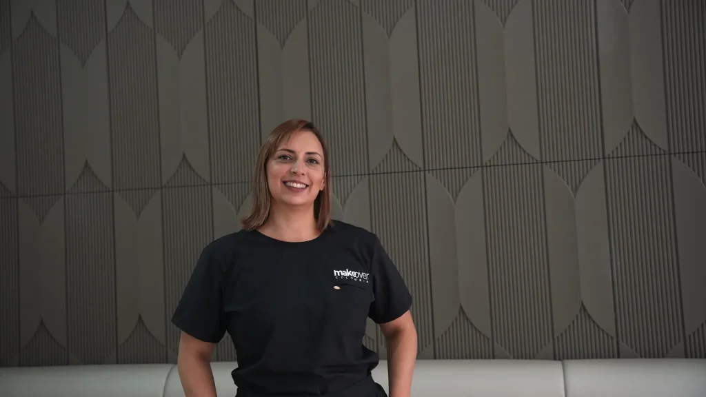 Integrante del equipo de MakeOver Colombia sentada en la sala de la sede